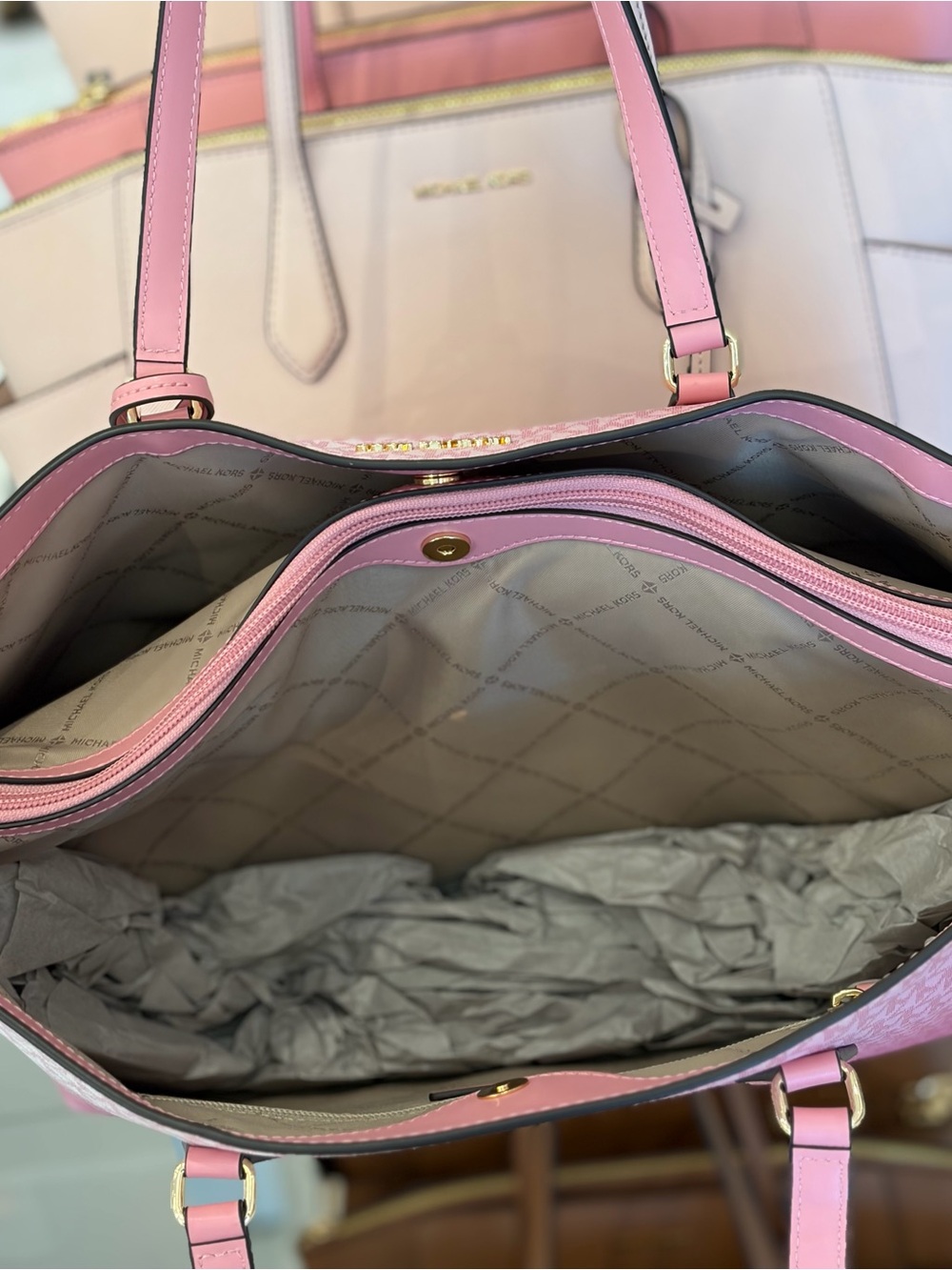 MICHAEL KORS Sheila Large
Ombre Signature Logo Tote Bag - Picture 7 of 13
